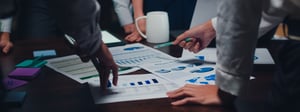 millennial-asia-businessmen-businesswomen-meeting-2_brainstorming-ideas-about-new-paperwork-project-colleagues-working-together-planning-success-strategy-enjoy-teamwork-small-modern-night-office